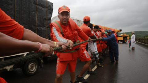 Rescue workers pull a rope during the search operation on August 3, 2016.