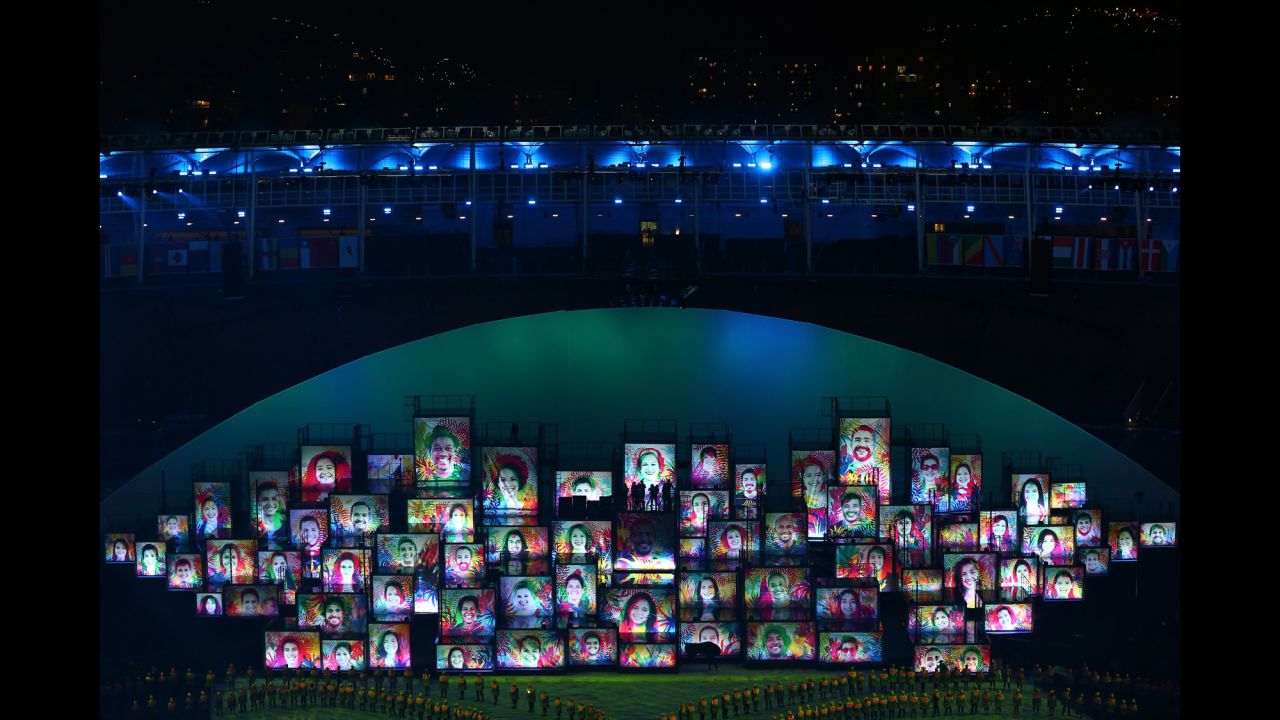 A "Favela Voices" segment takes place during the ceremony.