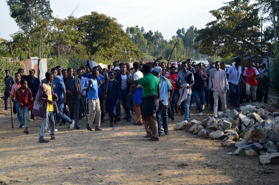 Ethiopians from Oromo group marching a road after protesters were shot dead by security forces in Wolenkomi, Addis Ababa, December 15, 2015
