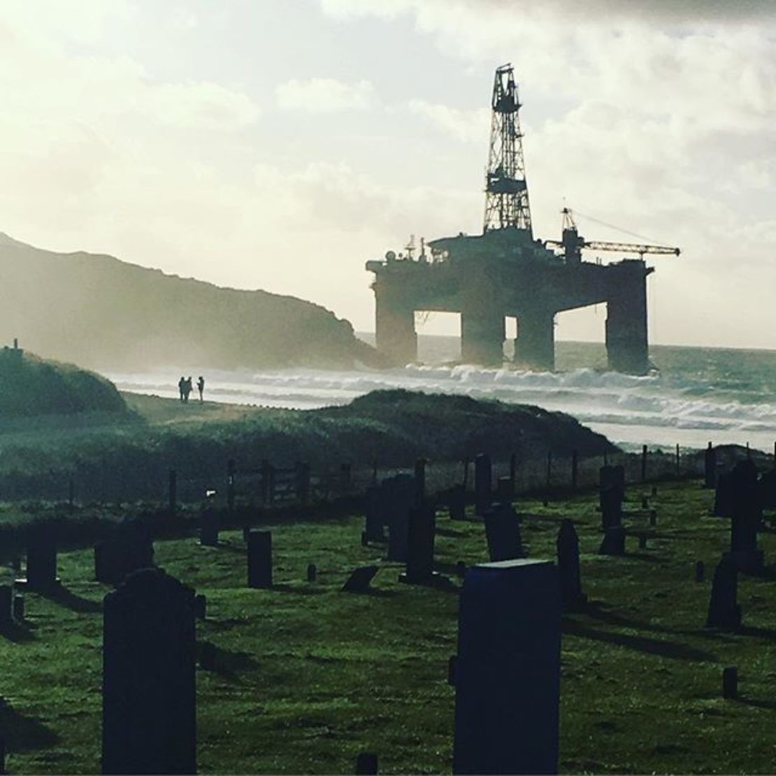 Scottish oil rig runs aground