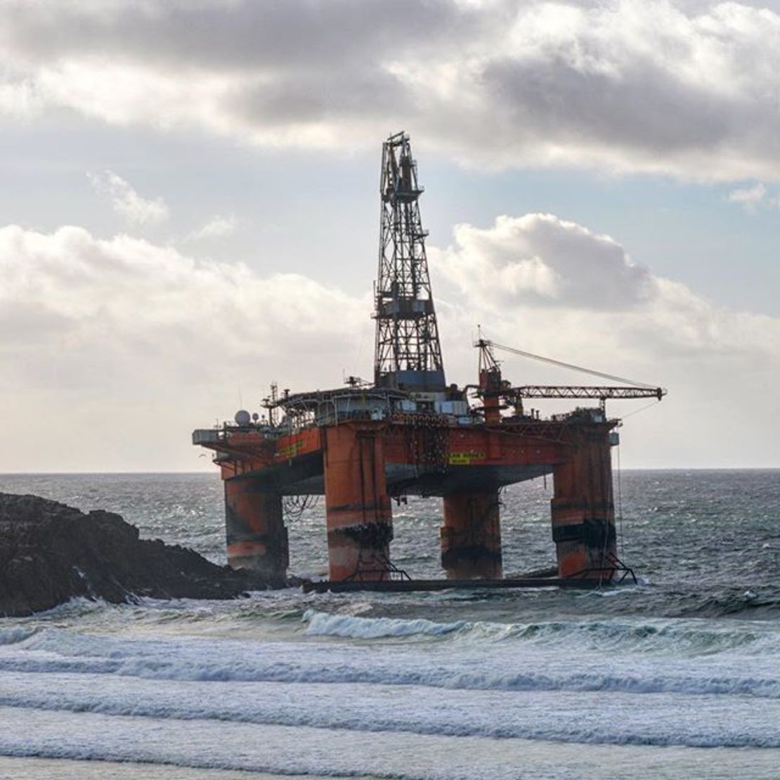 Scottish oil rig runs aground 3