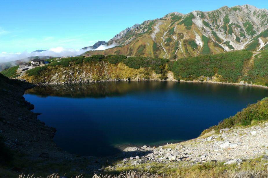 Mikurigaike Pond is a crater lake in the Northern Alps along the Tateyama Kurobe Alpine Route.