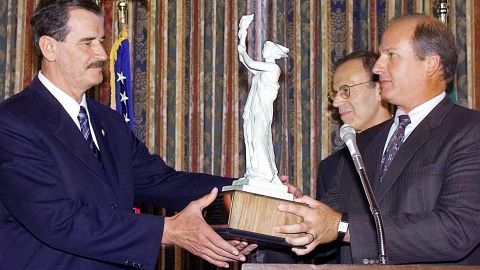 Mexican President Vicente Fox (L) accepts the National Endowment For Democracy's (NED) 2001 Award on Capitol Hill in Washington from Vin Weber of the NED.