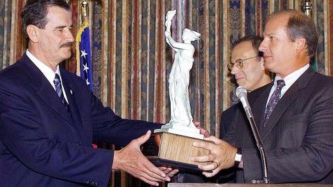 Mexican President Vicente Fox (L) accepts the National Endowment For Democracy's (NED) 2001 Award on Capitol Hill in Washington from Vin Weber of the NED. 