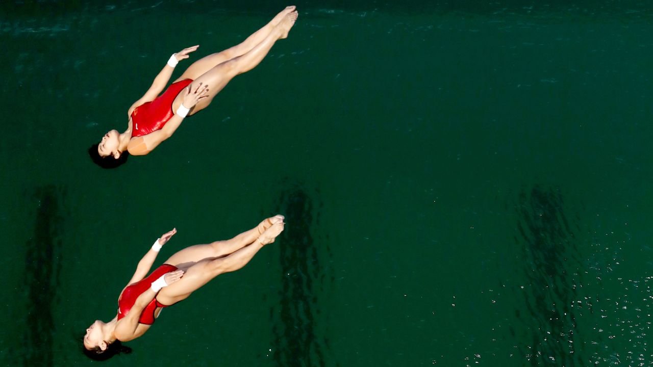 Synchronized divers Chen Ruolin and Liu Huixia won the 10-meter platform event for China.