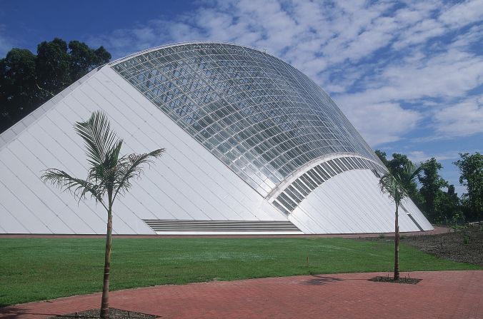 Another modern structure, this Australian glasshouse was built in 1988 by Guy Maron. The largest single-span conservatory in the Southern Hemisphere, it was built as part of the celebrations for the Australian Bicentenary. 
