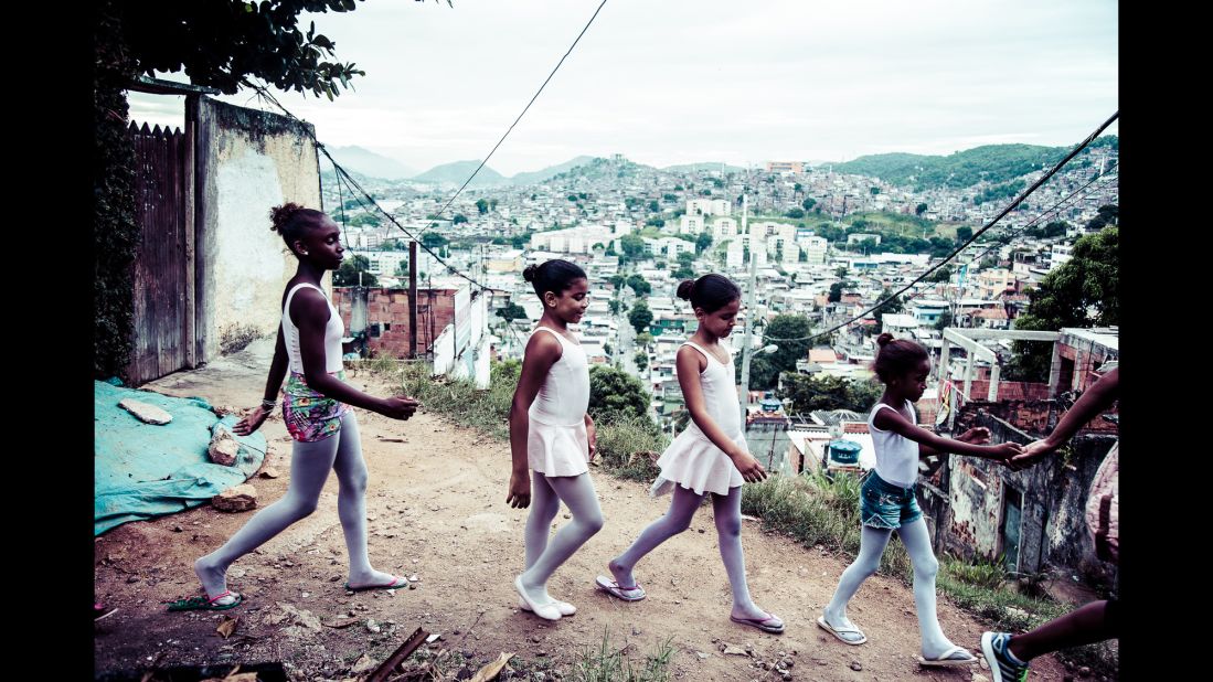 Ballet students in Rio de Janeiro return to their homes in the Complexo de Alemão favela. Sebastian Gil Miranda has been photographing their classes since 2014.