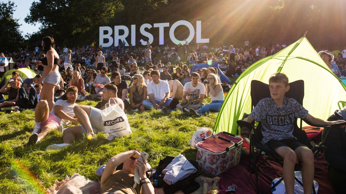 Thousands gather at Ashton Court Estate to attend the annual fiesta each August. In addition to balloon lifts, the festival includes fairground rides, performances from parachute teams and vintage aircraft flypasts.