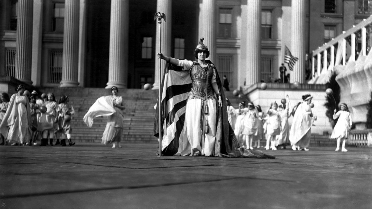 Hedwega Reicher, a famous actress, wears a costume in front of the Treasury Building during the march in 1913. After the parade, protesters began being more theatrical to keep the movement in the press and the public debate.