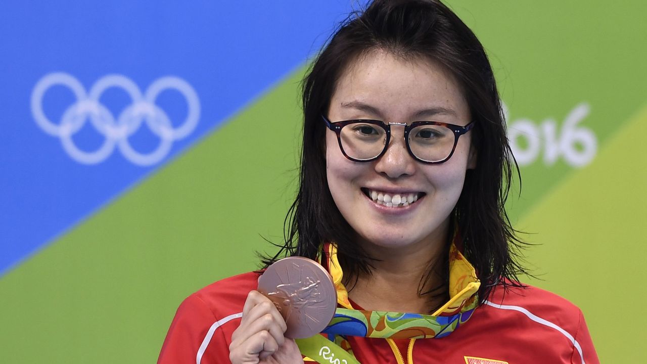 China's Fu Yuanhui poses with her bronze medal for the 100m backstroke on August 8.