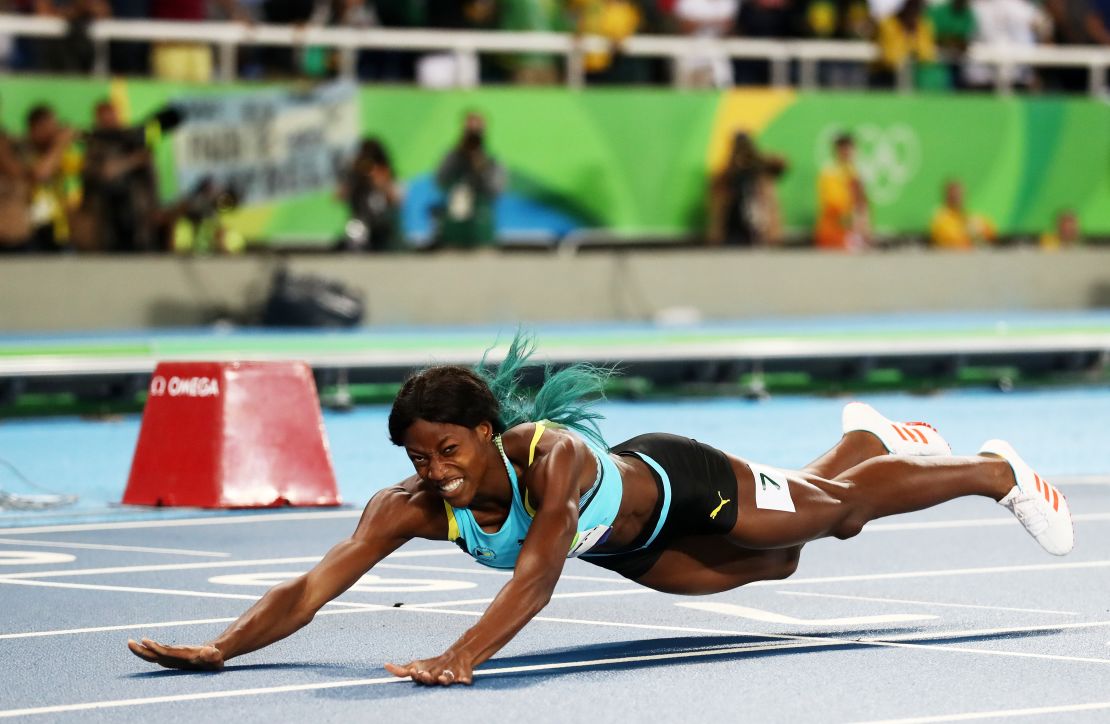 Shaunae Miller dives over the finish line to win the gold medal in the women's 400m final.