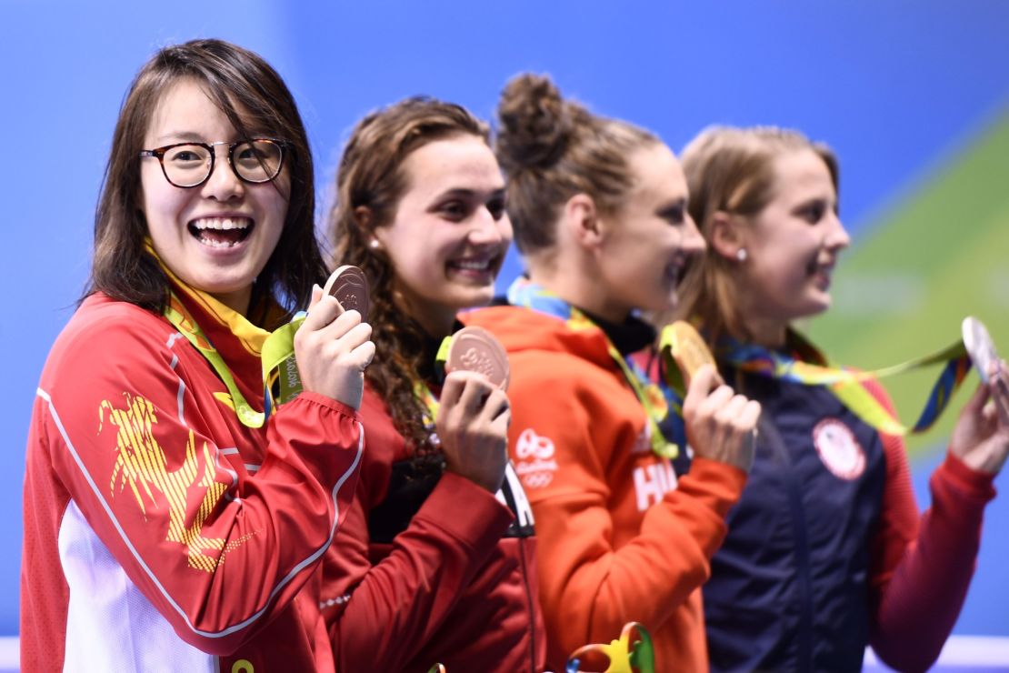 Fu Yuanhui (left) won equal bronze in the 100 meter backstroke, but missed out on a medal in the 4x100 meter relay.
