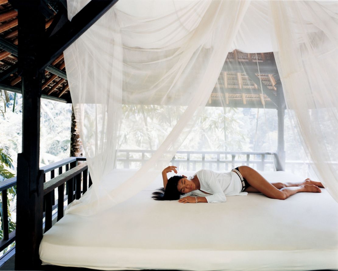 She looks relaxed enough. Sign us up, COMO.