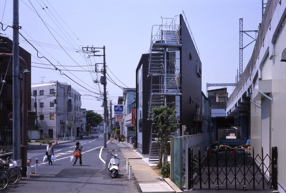 This triangular plot of land sat at the intersection of two streets. Atelier Tekuto turned it into a spacious workshop and private home, with strategically placed windows to balance privacy and natural light.