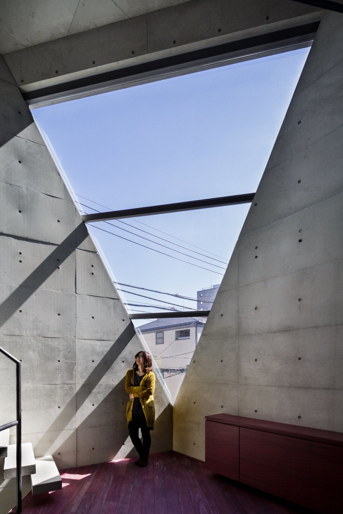 Two chemists own R Torso C and they specifically requested a concrete design with an eco-friendly approach. Atelier Tekuto set out out to develop a new type of environmentally friendly cement, called Shirashu. 