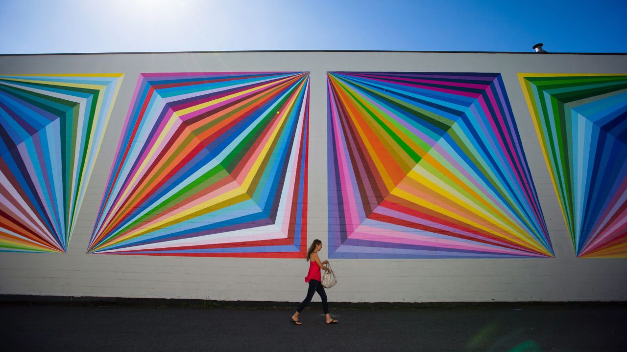 Painted walls are a familiar sight in the Canadian city of Vancouver. To commemorate the 150th birthday of the province of British Columbia, the city in 2008 began a program to encourage street art. Today, visitors can join one of four mural tours. 