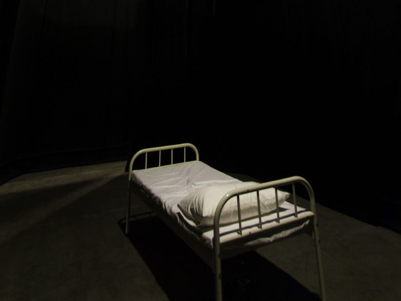 After Hong Kong artist Chan Dick's father passed away, he stared up at the ceiling, unable to sleep, as hazy memories flitted across his mind. In his video installation, viewers are invited to experience these fragmented images for themselves, while lying in a real bed.