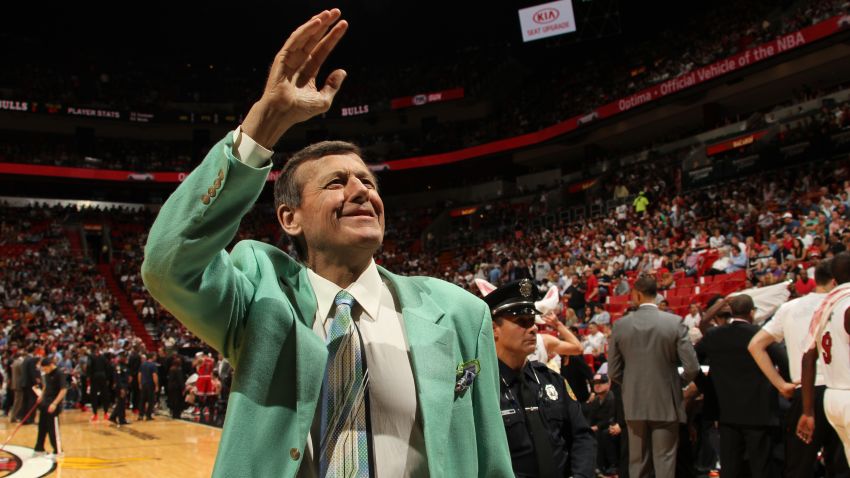 TNT sideline reporter Craig Sager waves to fans at a game between the Miami Heat and the Chicago Bulls on April 7, 2016. Sager has been battling leukemia since 2014.