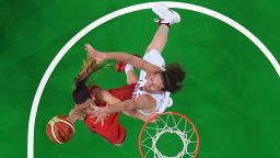 An overview shows USA's power forward Breanna Stewart (R) defend against Spain's guard Anna Cruz during a Women's Gold medal basketball match between USA and Spain at the Carioca Arena 1 in Rio de Janeiro on August 20, 2016 during the Rio 2016 Olympic Games.