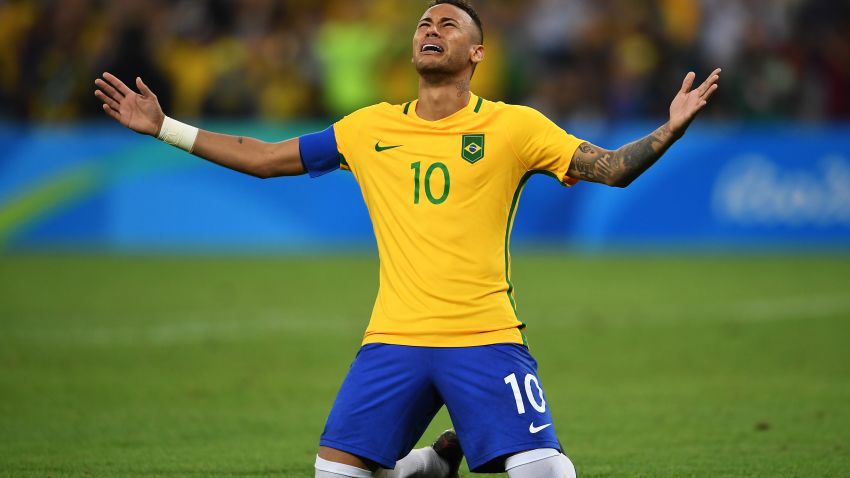 RIO DE JANEIRO, BRAZIL - AUGUST 20:  Neymar of Brazil celebrates scoring the winning penalty in the penalty shoot out during the Men's Football Final between Brazil and Germany at the Maracana Stadium on Day 15 of the Rio 2016 Olympic Games on August 20, 2016 in Rio de Janeiro, Brazil.  (Photo by Laurence Griffiths/Getty Images)