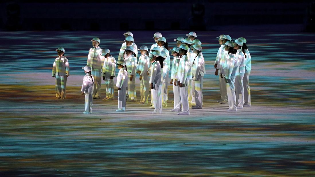 Children sing the national anthem of Brazil.