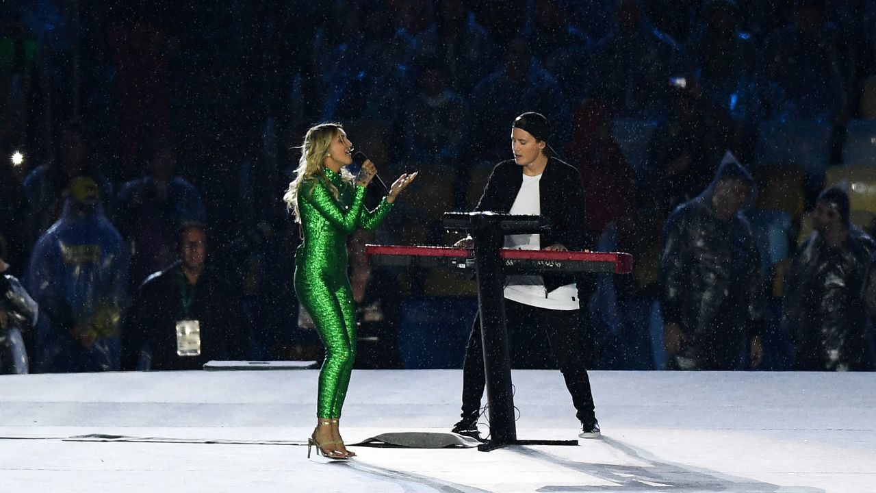 Singer-songwriter Julia Michaels and electronic music artist Kygo perform the song "Carry Me."
