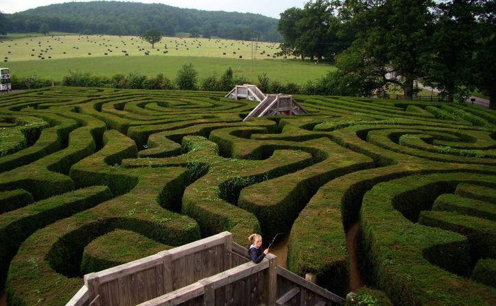 The longest -- but not the largest -- hedge maze in the world, the Longleat Hedge Maze covers 1.48 acres (0.6 hectares) of land and includes 1.69 miles (2.7 km) of walkways. The maze was constructed in 1975 using more than 16,000 yew trees and sits on land that has been owned by the Marquesses of Bath since the mid-16th century. 