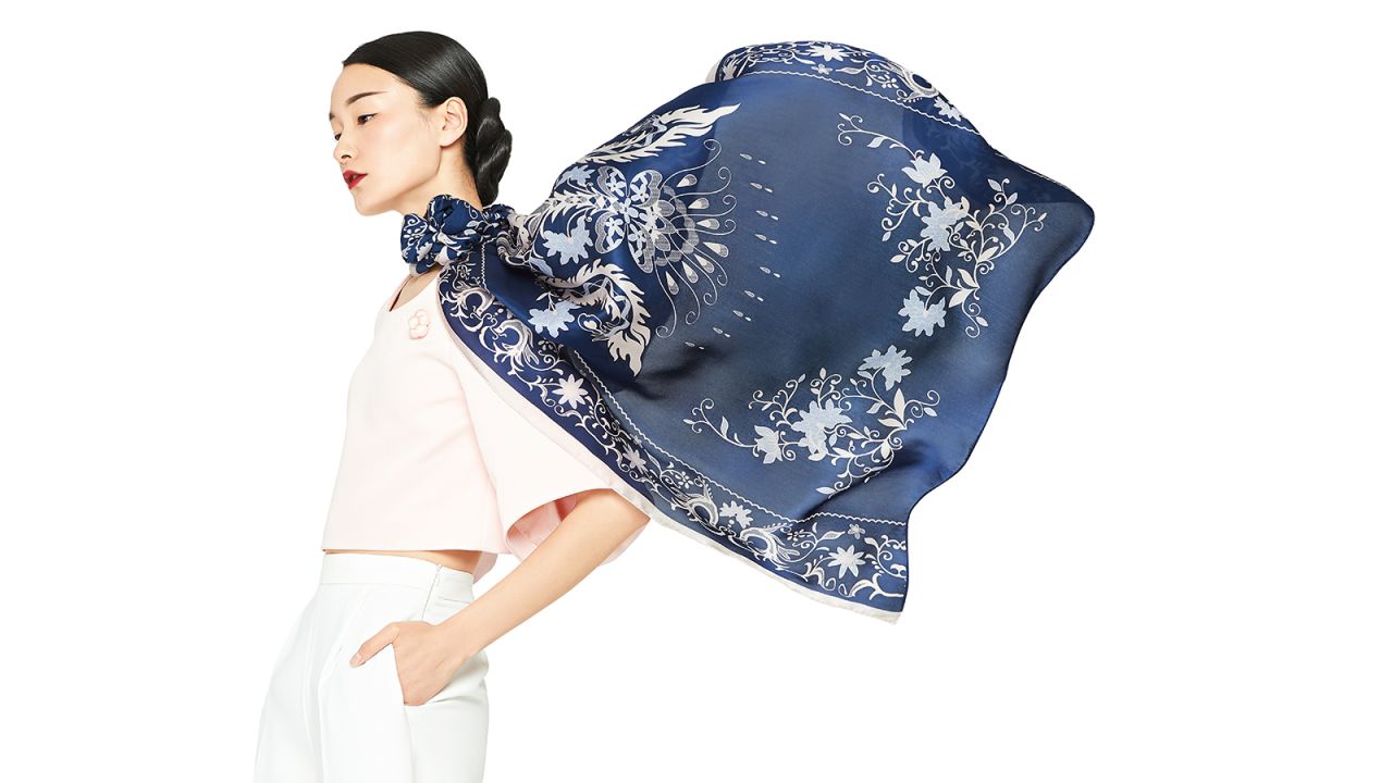 Hangzhou is known as the city of silk. Scarves are the city's most popular silk souvenir, highlighting its cutting-edge dyeing techniques. The industry leader is <a href="http://global.wensli.com/" target="_blank" target="_blank">Wensli</a>, a homegrown silk brand. 