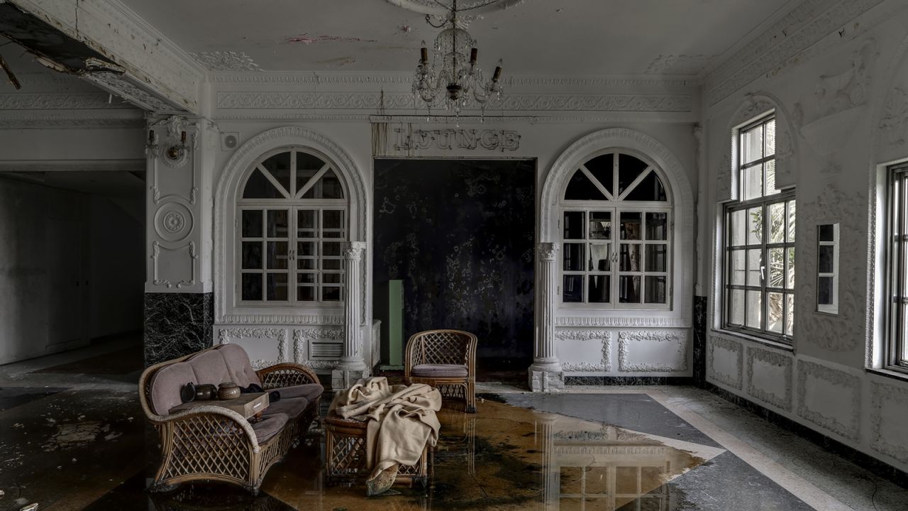 Thoms created his series to highlight the hundreds of abandoned luxury hotels and abodes lying empty, forgotten and left to decay across Japan. The exhibition opens on December 8, 2016, taking place -- perhaps fittingly -- at Melbourne's five-star luxury Sofitel hotel. 