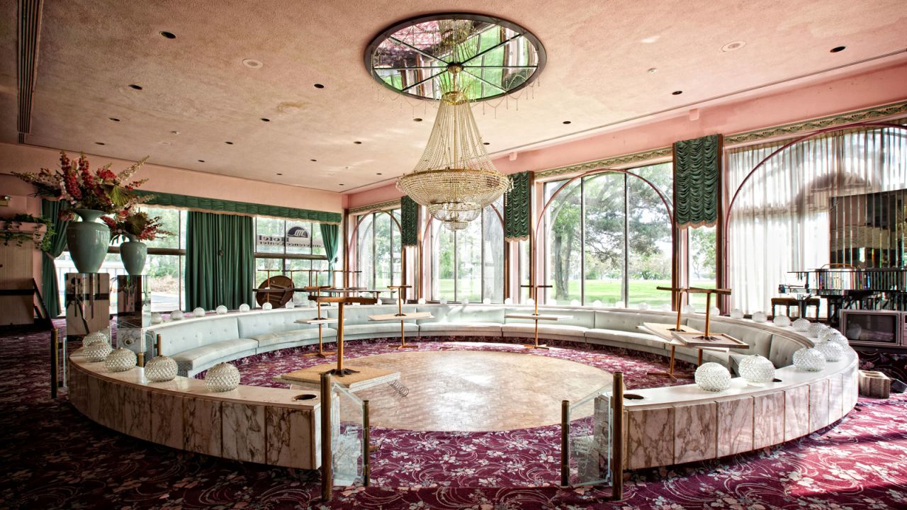 The U.S. side of Niagara Falls might pull in 12 million annual visitors but the Fallside Inn is a sign of different times, says urban explorer <a href="https://www.instagram.com/abandoned_america/" target="_blank" target="_blank">Matthew Christopher</a>.