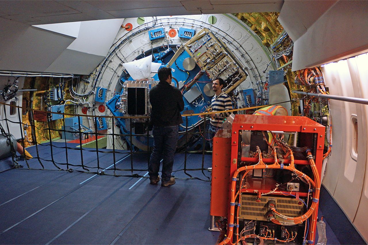 Part of the telescope is visible from inside the cabin. Heavy turbulence can cause the telescope to de-lock from its target. But even during moderate, choppy turbulence, it stays stable due to its spherical bearing, shock absorbers and gyroscopes. 