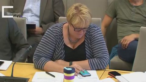 The leader of Norway's Liberal Party was caught playing Pokemon Go during a parliamentary hearing.