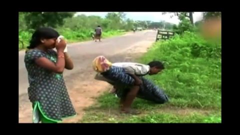 Indian man carries wifes body home from hospi photo