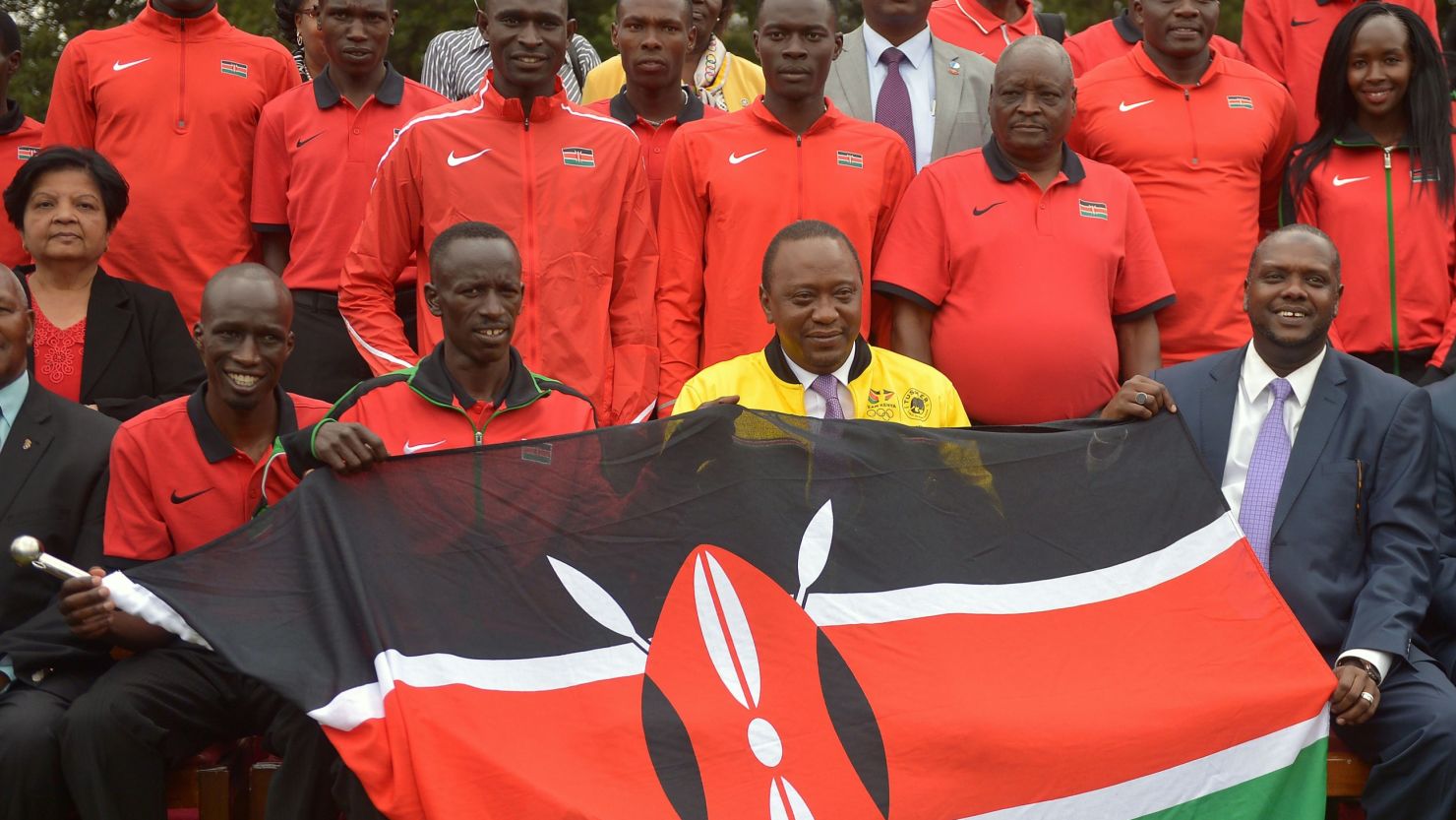 Kenyan President Uhuru Kenyatta (C) poses with Olympics Kenyan track and field athletes on July 22, 2016 at the State House in Nairobi.

