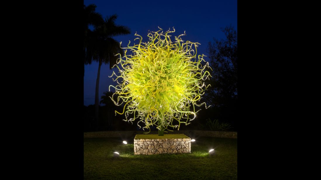 The radiating "Sol del Citrón" is especially eye-catching against the night sky.