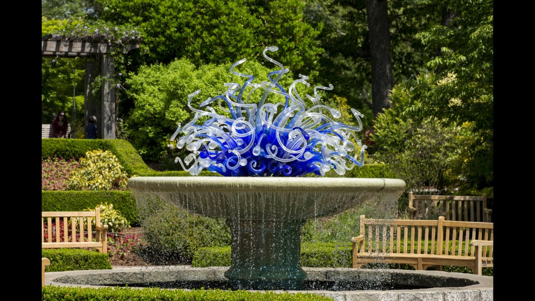 Created for the garden's 2004 show, the "Blue and White Parterre Fountain" installation is part of its permanent collection.  
