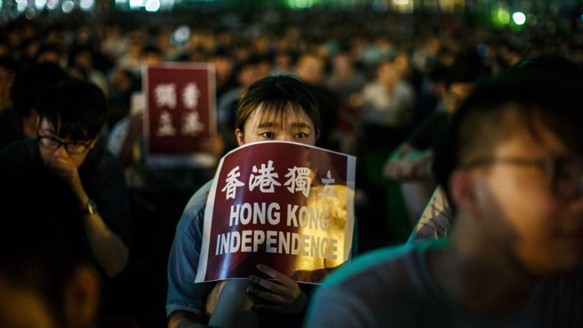 A protester holds a placard that reads "Hong Kong Independence" near the government's headquarters in Hong Kong on August 5, 2016, during the city's first pro-independence rally.
Candidates banned from standing for election in Hong Kong because they are advocating a split from mainland China led the city's first pro-independence rally on August 5 as tension over the upcoming vote escalates. / AFP / Anthony WALLACE        (Photo credit should read ANTHONY WALLACE/AFP/Getty Images)