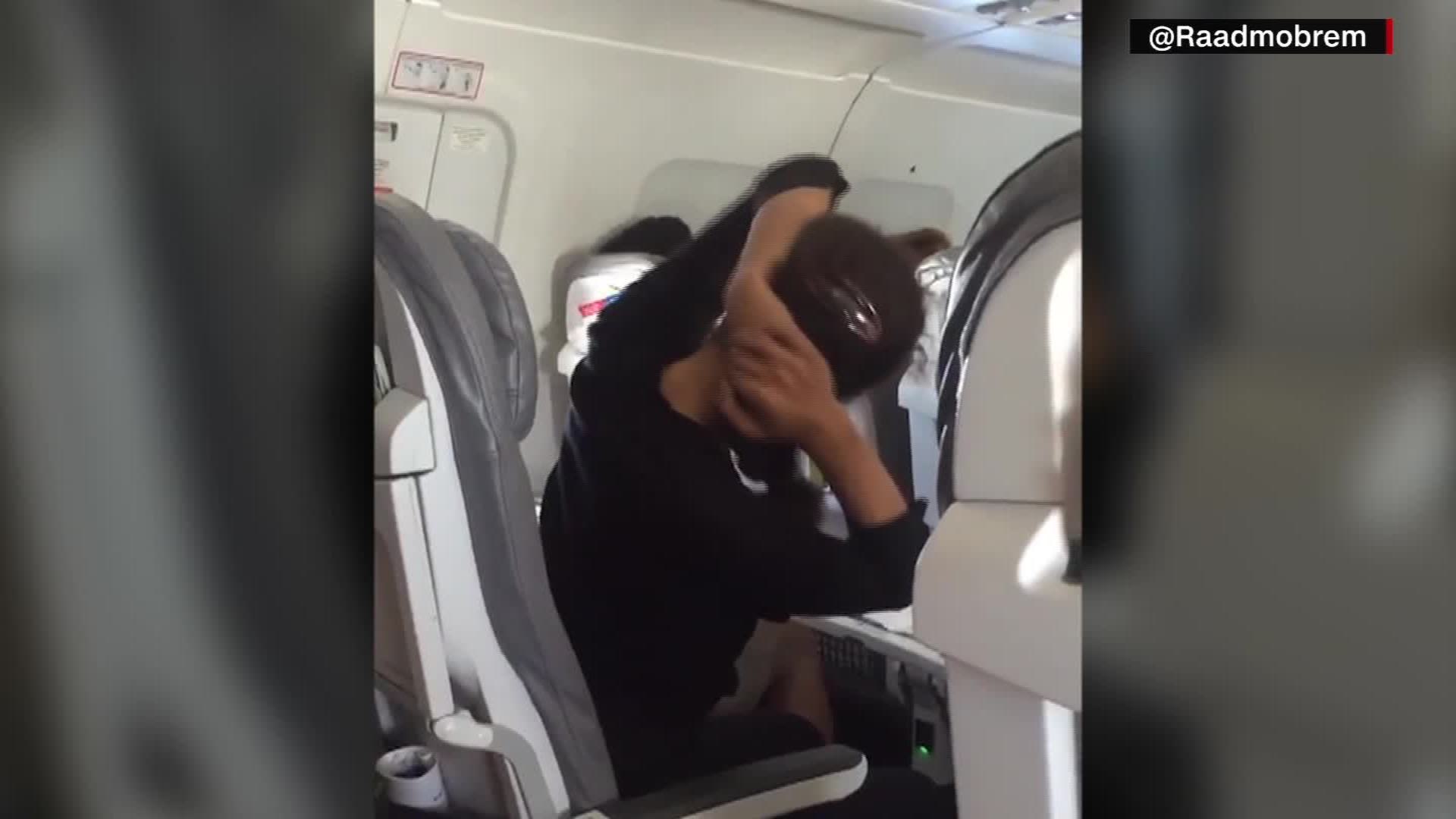 Honderd jaar Vrijgekomen conservatief Plane passenger's strange moves caught on camera | CNN