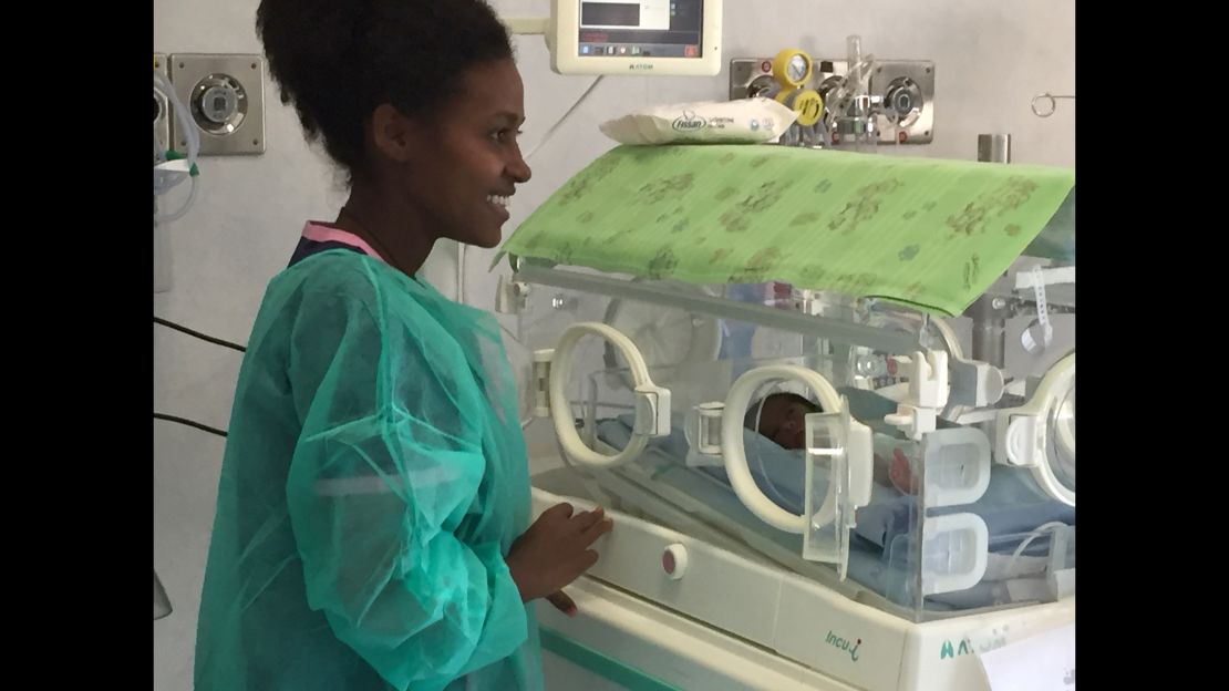 Merhawit Tesfamariam with her twins in the hospital in Palermo.