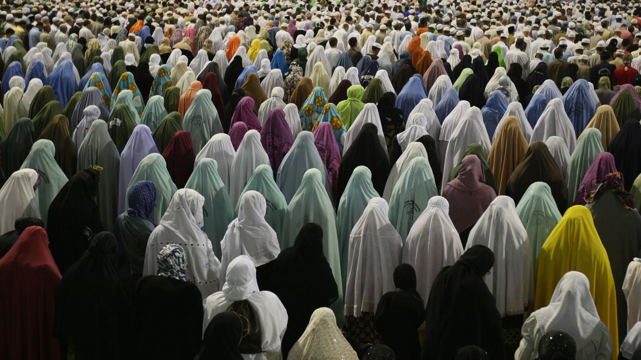 Hundreds of women pray outside Mecca's Grand Mosque