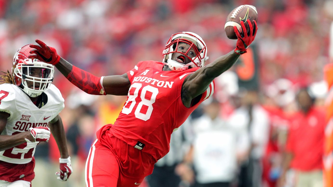 Houston's Steven Dunbar makes a one-handed catch in a game against Oklahoma in Houston on Saturday, September 3. Houston would go on to win 33-23.