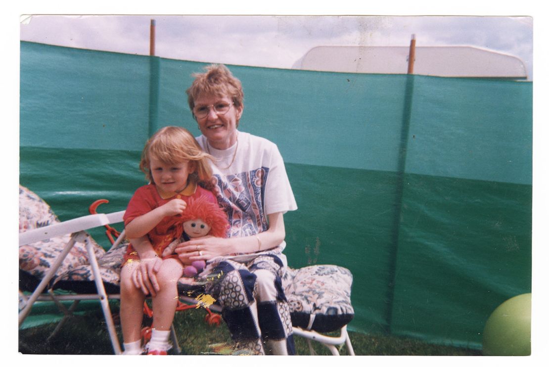 Bethany Gash and her mother in a photo that was left with the letter. 