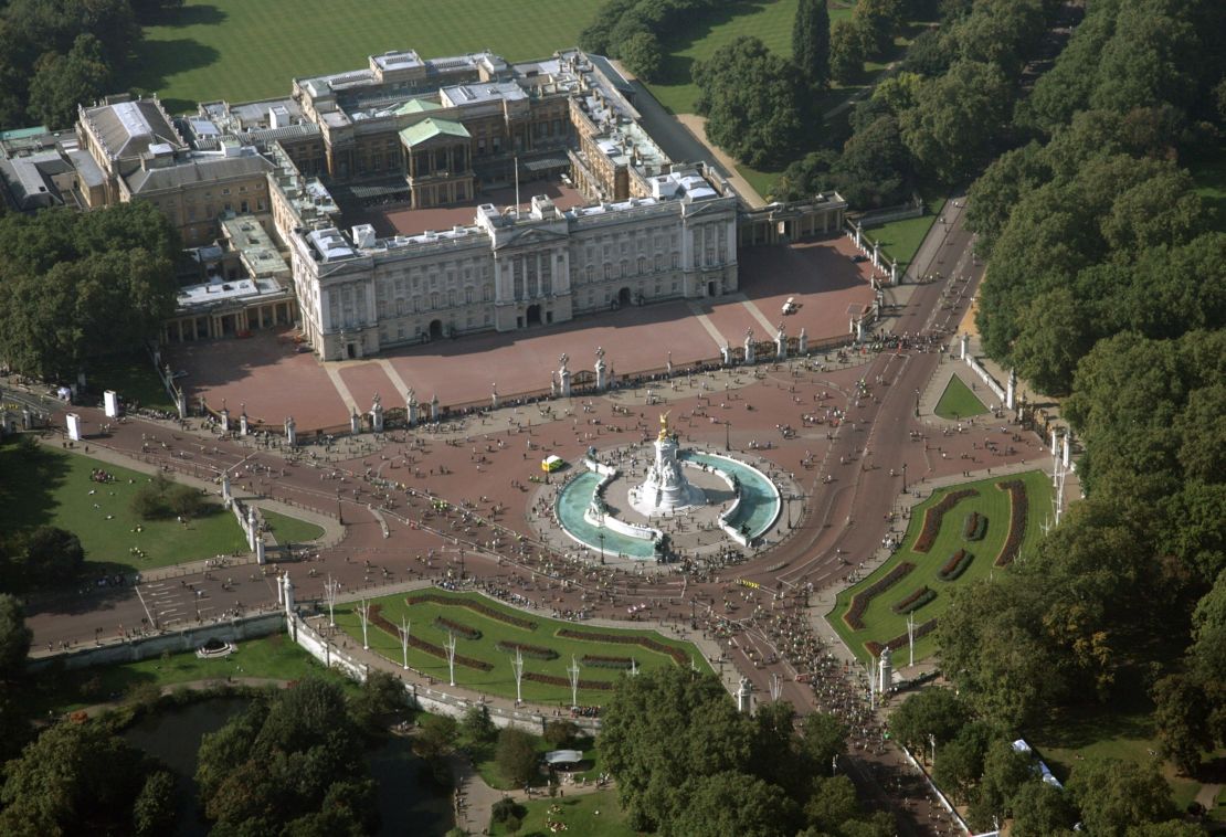 An aerial view of Buckingham Palace from 2008 shows the roads in front of the building.