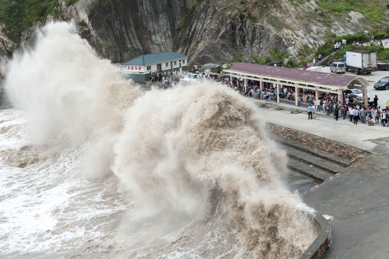 Typhoon Chan-hom in 2015 causes huge waves in Wenling after crossing Japan's Okinawa island chain.
