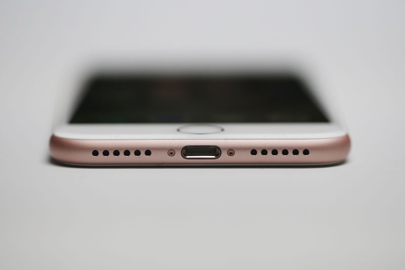 Apple eliminates headphone jack from iPhone 7 Harmful to your