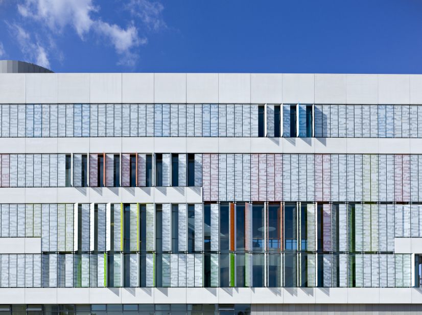 Designed for high school students aged 16 to 19, this college is connected vertically and horizontally, and has four boomerang-shaped floors that form the overall frame of the building.