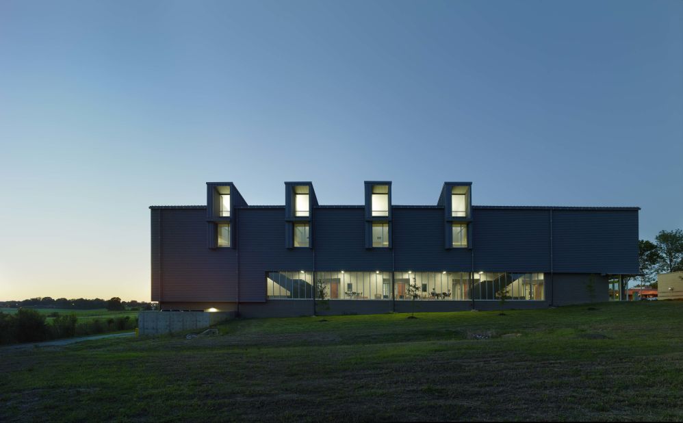 Part of the largest community college in Mississippi, this energy-efficient building was designed to accommodate day and evening classes for its student community. Incorporating laboratories, classrooms, offices and study areas into a construction made from durable materials, the building received the AIA Mississippi Honor Award in 2012. 