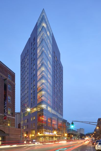 A multi-use residence hall for the Berklee College of Music, this spectacular building includes student housing; a 400-seat, two-story dining hall that serves as a student performance venue; music technology studios; student gathering spaces and ground-ﬂoor retail space. 