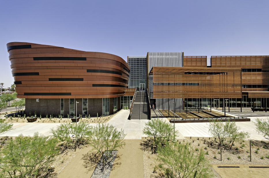 Located in Phoenix's Discovery Triangle, a redevelopment zone that connects the city's academic and research centers, this three-story building was designed to create an academic city and includes a campus mall and extensive outdoor study and faculty space. 