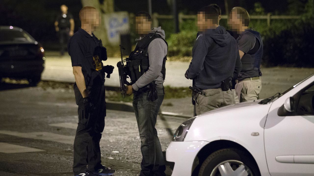 A police officer suffered a knife wound during the arrest. In total, three women were detained.